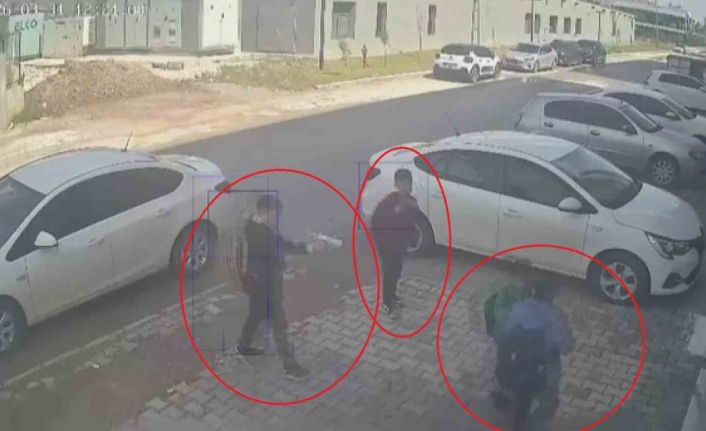 Ellerindeki oyuncak silahla 11 yaşındaki çocuğun önünü kesen 3 akranı para istedi