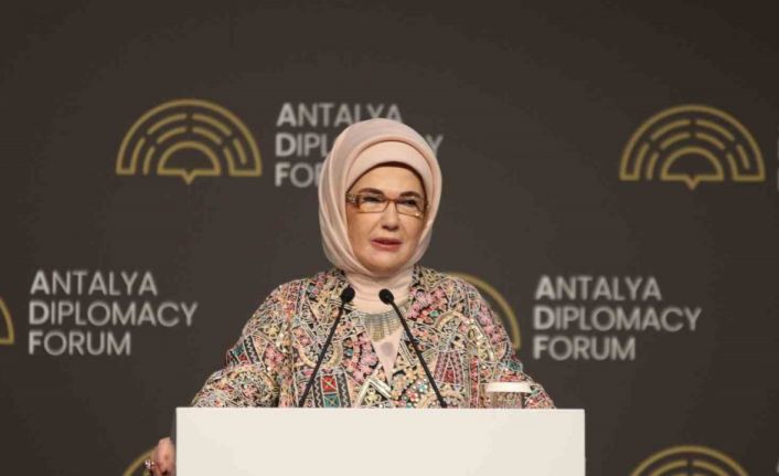 Emine Erdoğan: "Çocuklarımız için şiddeti özendiren ve sıradanlaştıran ne varsa, hangi mecrada ve ne kılıkta olursa olsun kararlılıkla mücadele etmek zorundayız"