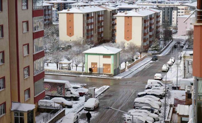 Erzurum güne yine karla uyandı, bölge için zirai don uyarısı geldi