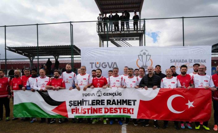 Erzurum protokolü ve Erzurumsporlu yıldızlar gençler için sahaya indi