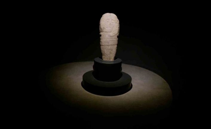 Erzurum’da bulunan 2 bin 500 yıllık ‘taş baba’ heykeli ziyaretçilerin ilgi odağı oldu