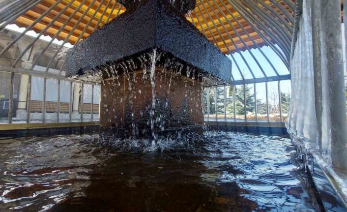 Erzurum’da "dört mevsim" bir arada: Bir yanda kar esareti, bir yanda Palandöken’de kayak, bir yanda parklarda bahar keyfi, bir yanda buz tutan şadırvanlar