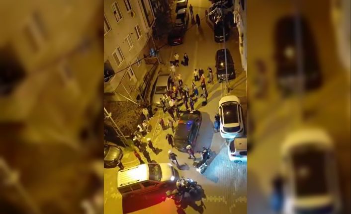 Eski sevgili evini bastı, binayı taşlayarak etrafa ateş etti; o anlar kamerada