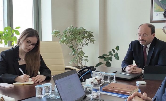 ETÜ Öğrencisi Gizem Nur Ünlü, Rektör Çakmak’ın yoğun çalışma gününe eşlik etti