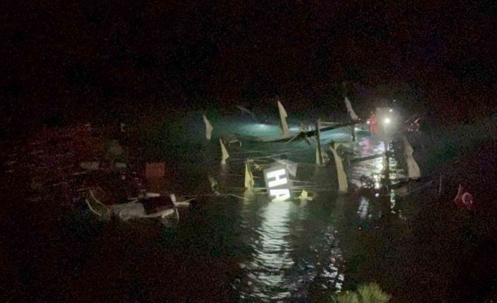 Fethiye’de kayalıklara çarparak batan teknedeki 6 kişi kurtarıldı, 1 kişi kayıp