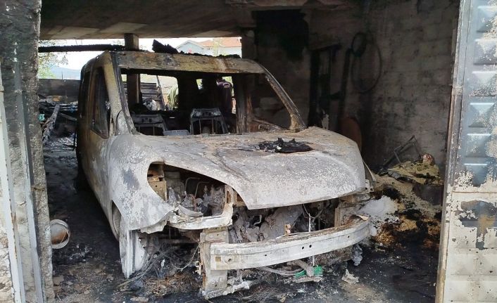 Garajda alevlere teslim olan 2 araç ve motosiklet kullanılmaz hale geldi