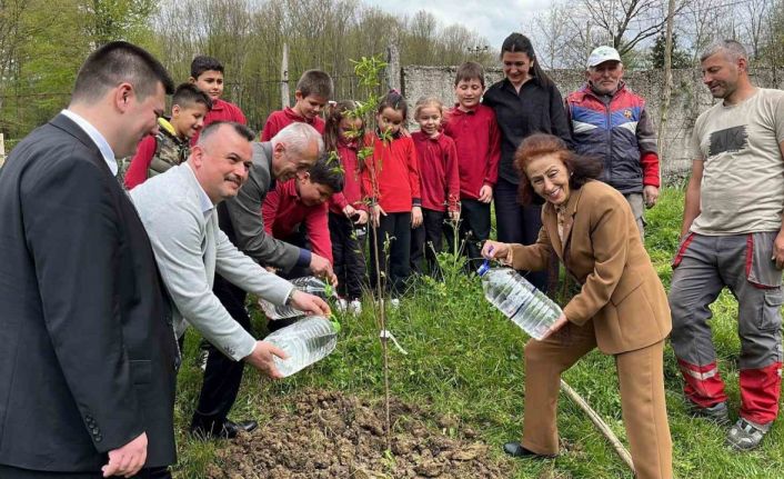 Gazeteciler, 19 yıl önce tadilat ettirdikleri okulda öğrencilerle buluşup hediye dağıttı