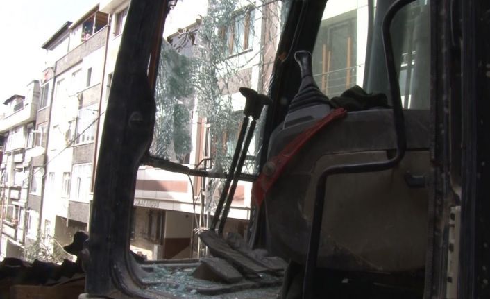 Gaziosmanpaşa’da binadan kopan tahta parçası aracın camını parçaladı: Kepçe operatörü yaralandı