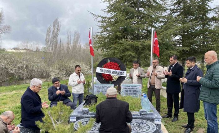 Görevi esnasında öldürülen veteriner hekim, kabri başında meslektaşları tarafından anıldı