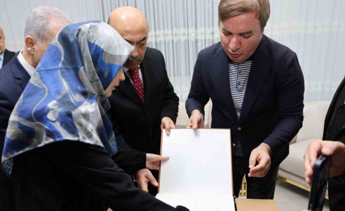 Görme engelli hafıza Vali Aydoğdu’dan Braille alfabesiyle yazılmış Kur’an hediye