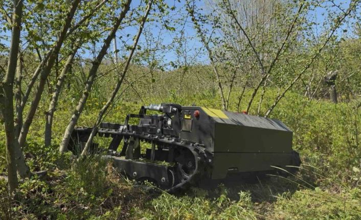 Günler süren işi 3 saatte bitiriyor, çiftçi ise hayretle izliyor