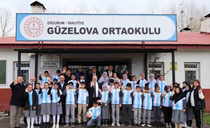 Güzelova’da 23 Nisan coşkusu: Rektör Hacımüftüoğlu, Minik yüreklerle bayram sevincini paylaştı