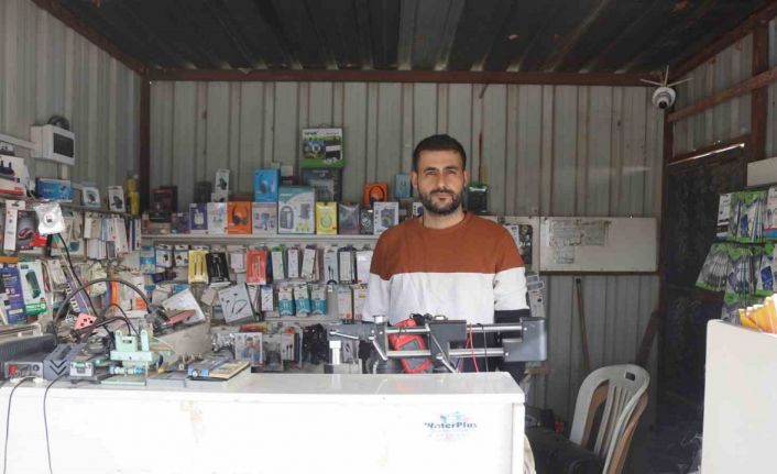 Hırsızın, arkadaşını ’sadece sıfır telefonları al’ diyerek yönlendirdiği 150 bin TL’lik soygun kamerada