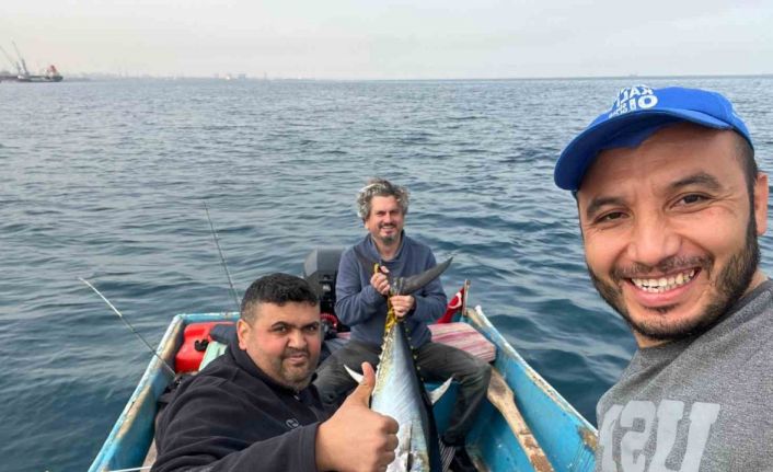 Hobi olarak olta balıkçılığı yapan öğretmen 60 kiloluk orkinos yakaladı