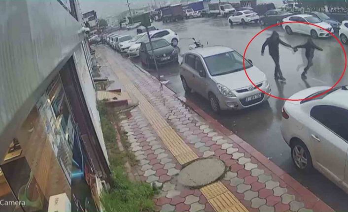 İçi para dolu çantayı sinsice kendine yaklaşan kapkaççıya kaptırmayan kuyumcu, çantasına göz diken şahsı yakalayabilmek için metrelerce kovaladı o anlar kamerada