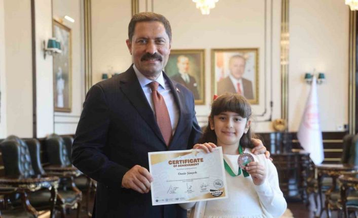 İngilizce olimpiyatında dünya üçüncüsü olan şehit kızı, söyledikleriyle valiye duygusal anlar yaşattı