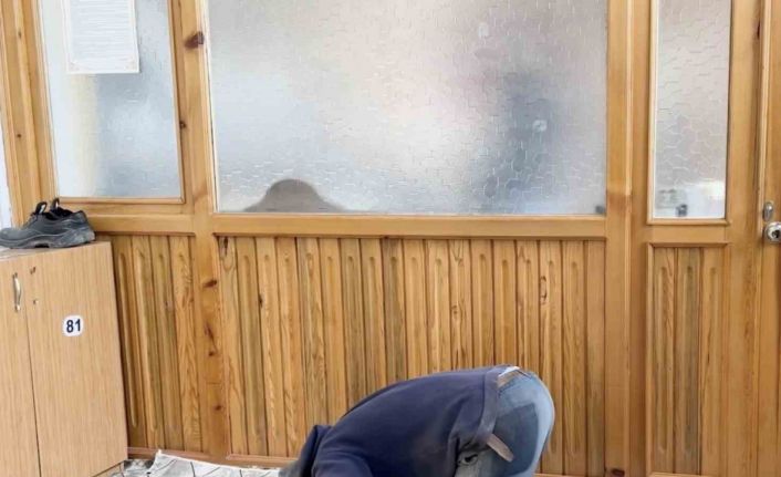 İnşaat işçisinden örnek davranış: Camiyi kirletmemek için nalburdan aldığı malzemenin üzerinde namazını kıldı