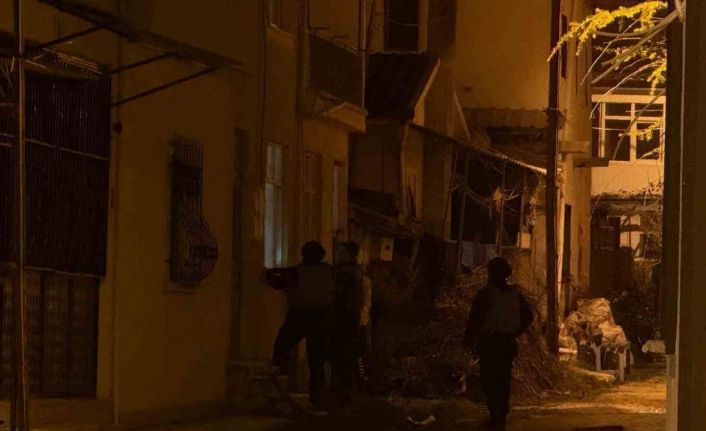 Isparta’da 3 evi kundaklayıp başka bir eve giren yaşlı adam 10 saatte ikna edildi