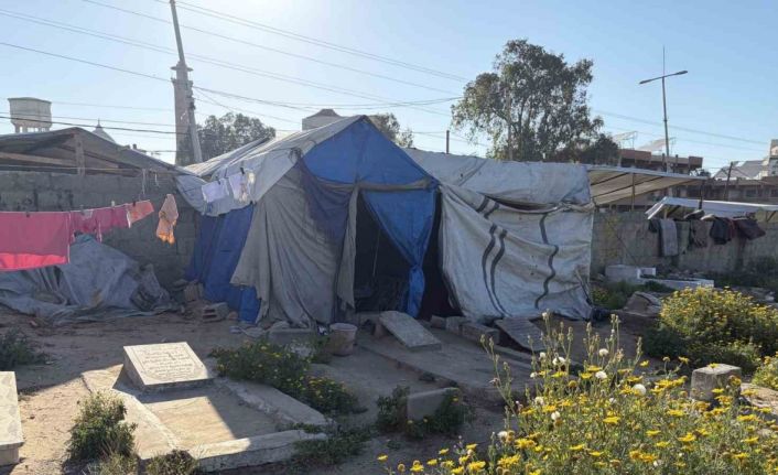 İsrail saldırılarında evini kaybeden Gazzeli Halid ez-Zaanin, ailesiyle mezarlıkta yaşıyor