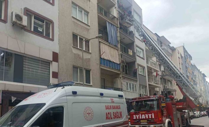 İtfaiyenin asansörlü merdivenine binmekten korkan genç, kırık ayağıyla merdivenlerden indi
