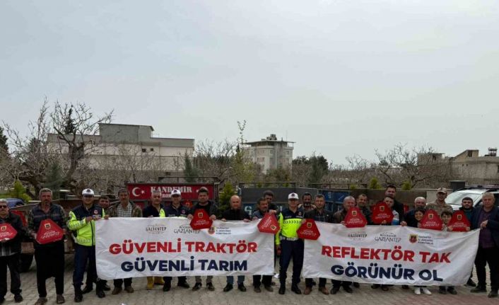 Jandarma 300 traktör sürücüsüne eğitim vererek 600 reflektör dağıttı