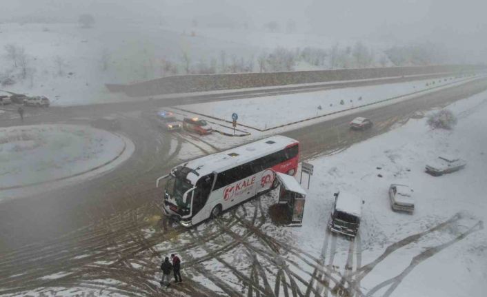 Kar yağışı kazayı beraberinde getirdi: 10 aracın karıştığı kazada 6 kişi yaralandı