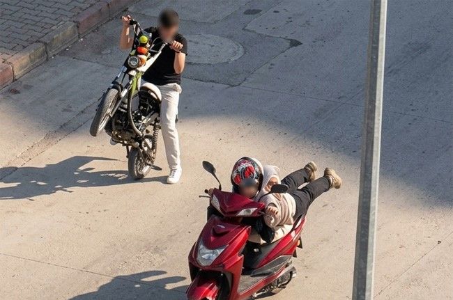 Karabük’te tehlikeli adrenalin: Gençlerin bazıları trafikte tehlikeli akrobasi yaptı, diğeri şelale sularında mahsur kaldı