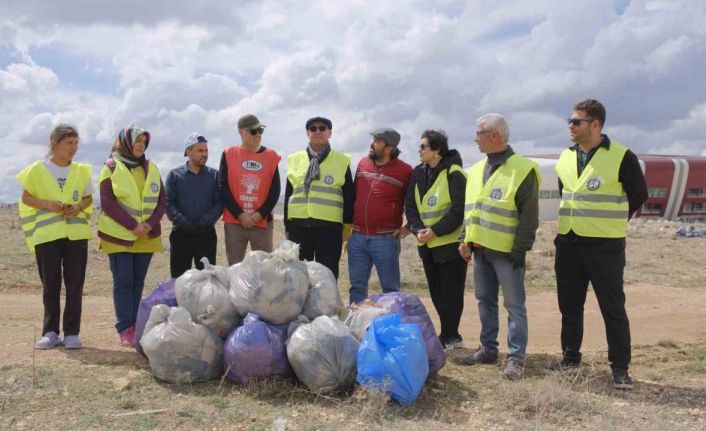 Karaman’da "Bugün temizle, yarın nefes al" sloganıyla doğaya atılan çöpler toplandı