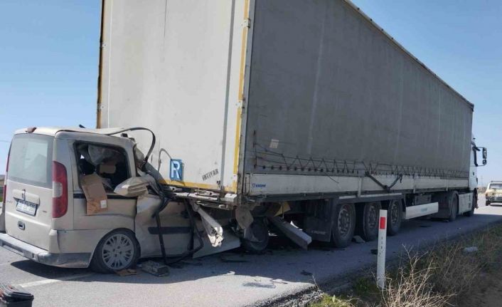 Karaman’da hafif ticari araç tırın dorsesine ok gibi saplandı: 1 ağır yaralı
