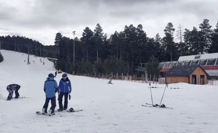 Kars’ta bahar ortasında kayak keyfi: Sarıkamış’ta sezon nisanda da sürüyor