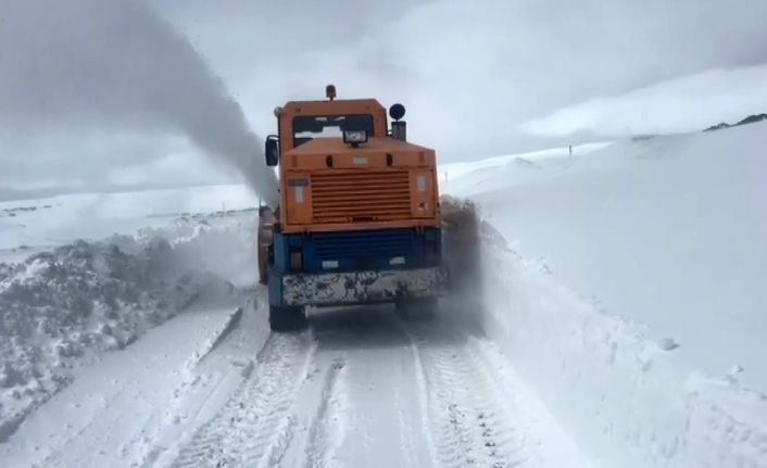 Kars’ta kar ve tipi: Kapalı köy yollar için çalışma başlatıldı