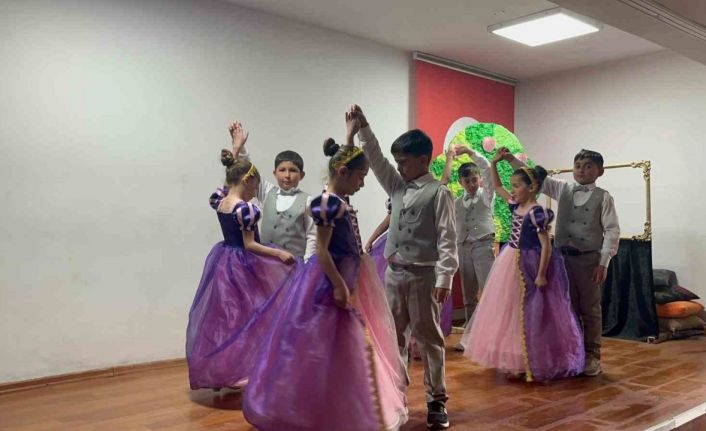 Kars’ta miniklerden büyük performans: Köy ilkokulu öğrencileri sahnede göz doldurdu
