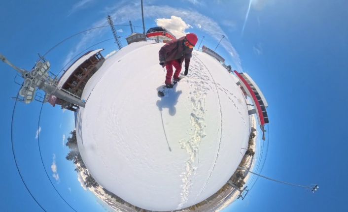 Kars’ta nisanda kar macerası: Zirveye yürüyüp bahar ortasında snowboard yaptılar