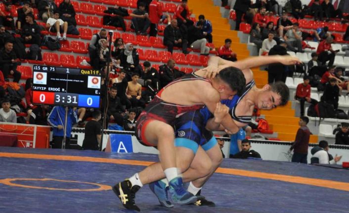 Kars’ta U15 Türkiye Güreş Şampiyonası başladı: Milli takım yolunda kıran kırana mücadele