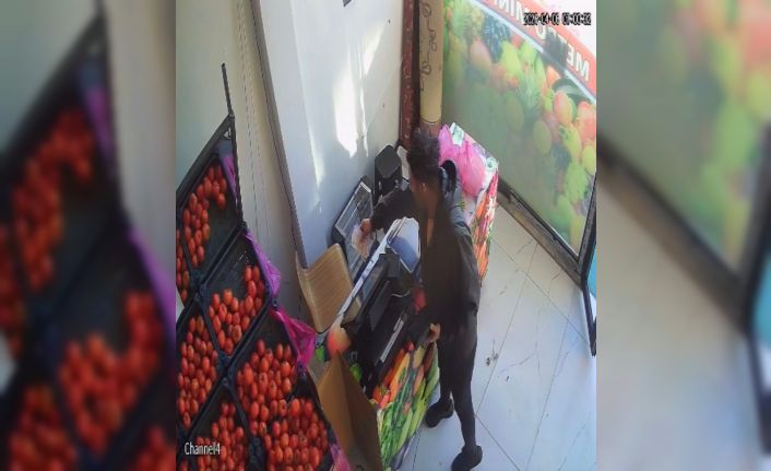 Kasada kimse yokken alışverişini yaptı, parasını bırakıp gitti: O anlar kamerada