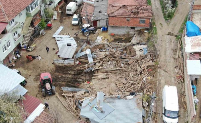 Kastamonu’da çıkan fırtına sırasında ahır çöktü: 4 büyükbaş hayvan telef oldu