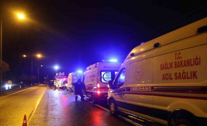 Kazada yaralanan kardeşi ile aynı ambulansa binmek isteyen yaralı ekiplere zor anlar yaşattı