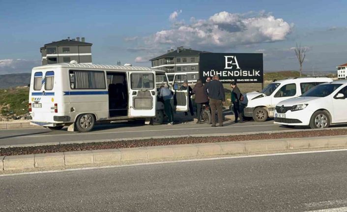 Kazadan sonra ters yöne giren minibüs hafif ticari araçla çarpıştı: 1’i çocuk 4 yaralı