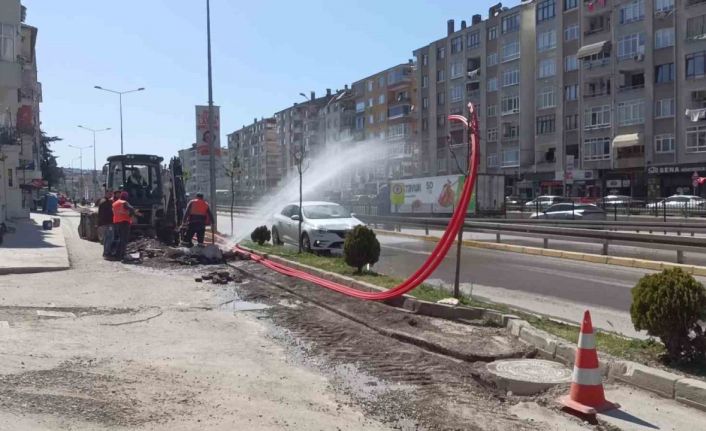 Kazı yaparken su borusu patladı, tazyikli su caddeyi esir aldı