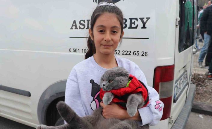 Kedisiyle stadyuma gelen minik taraftar bu sefer de Bursaspor’un yanında