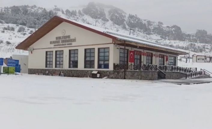 Keltepe Kayak Merkezi nisan ayında beyaz örtüyle kaplandı