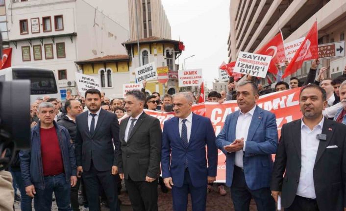 Kemeraltı esnafı, otopark sorununa çözüm için kepenk kapatıp yürüyüş düzenledi