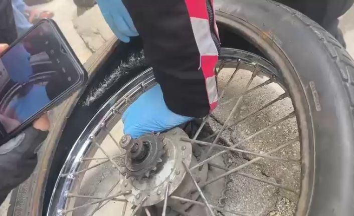 Kendi rızasıyla evindeki esrarı polise teslim etti, uyuşturucuyu motosiklet lastiğine gizlediği ortaya çıktı