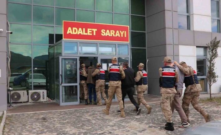 Kendini polis ve savcı olarak tanıtıp 2 milyon lira vurgun yapan 3 şüpheli tutuklandı