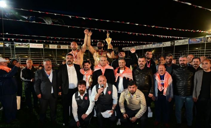 Kepez’de 12 yıl sonra er meydanı kuruldu: 984 pehlivan kıyasıya mücadele etti