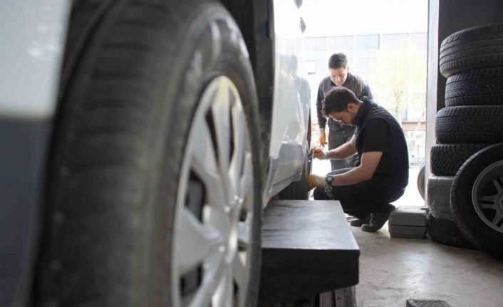 Kış lastiği zorunluluğu bitti, değişim mesaisi başladı: "Sıcaklar artmadan yaz lastiklerine geçiş yapılmalı"