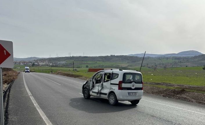 Kontrolden çıkan kamyonet karşı şeride geçerek ticari araçla çarpıştı: 1 yaralı