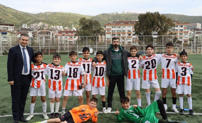 Körfez’de 23 Nisan futbol turnuvasının şampiyonu Atatürk Ortaokulu oldu