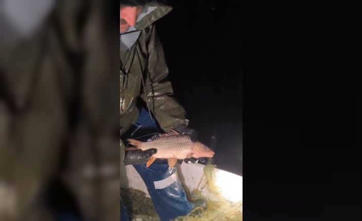 Kovada Gölü’nde yasa dışı avcılığa geçit yok: Kaçak avcılıkta kullanılan 7 çuval ağa el konulurken, balıklar tekrar göle salındı