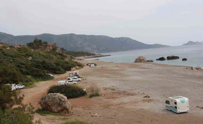 Kumluca’da sahil ve kamu alanlarında karavan konaklaması yasaklandı, karavancılar bölgeden çıkarıldı